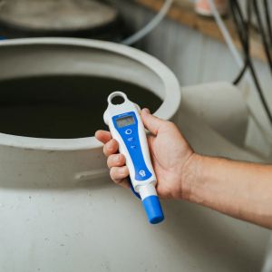 Bluelab pH PenPlus portable device with replaceable probe for measuring the acidity of liquids.
