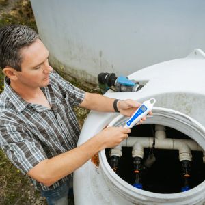 Bluelab pH PenPlus portable device with replaceable probe for measuring the acidity of liquids.
