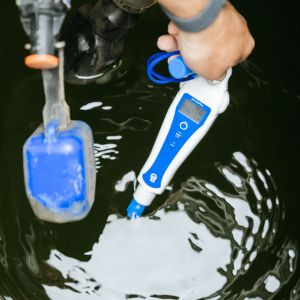 Bluelab pH PenPlus portable device with replaceable probe for measuring the acidity of liquids.